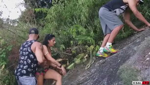 Ksal hot lebt ein einzigartiges Abenteuer mit dem Hot-Team und dem Freund Pitbull-Porno. Sie sind auf den Berg geklettert, aber hoch den Fluss hinauf, um zu ficken und das versaut heiß und mit viel DP zu machen
