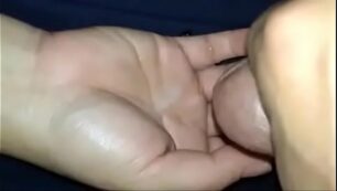 Schieße mein Sperma in die Handfläche von Frau's ruhender Hand