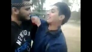 Schwuler Kuss zwischen Heterosexuellen XVIDEOSCOM [1]
